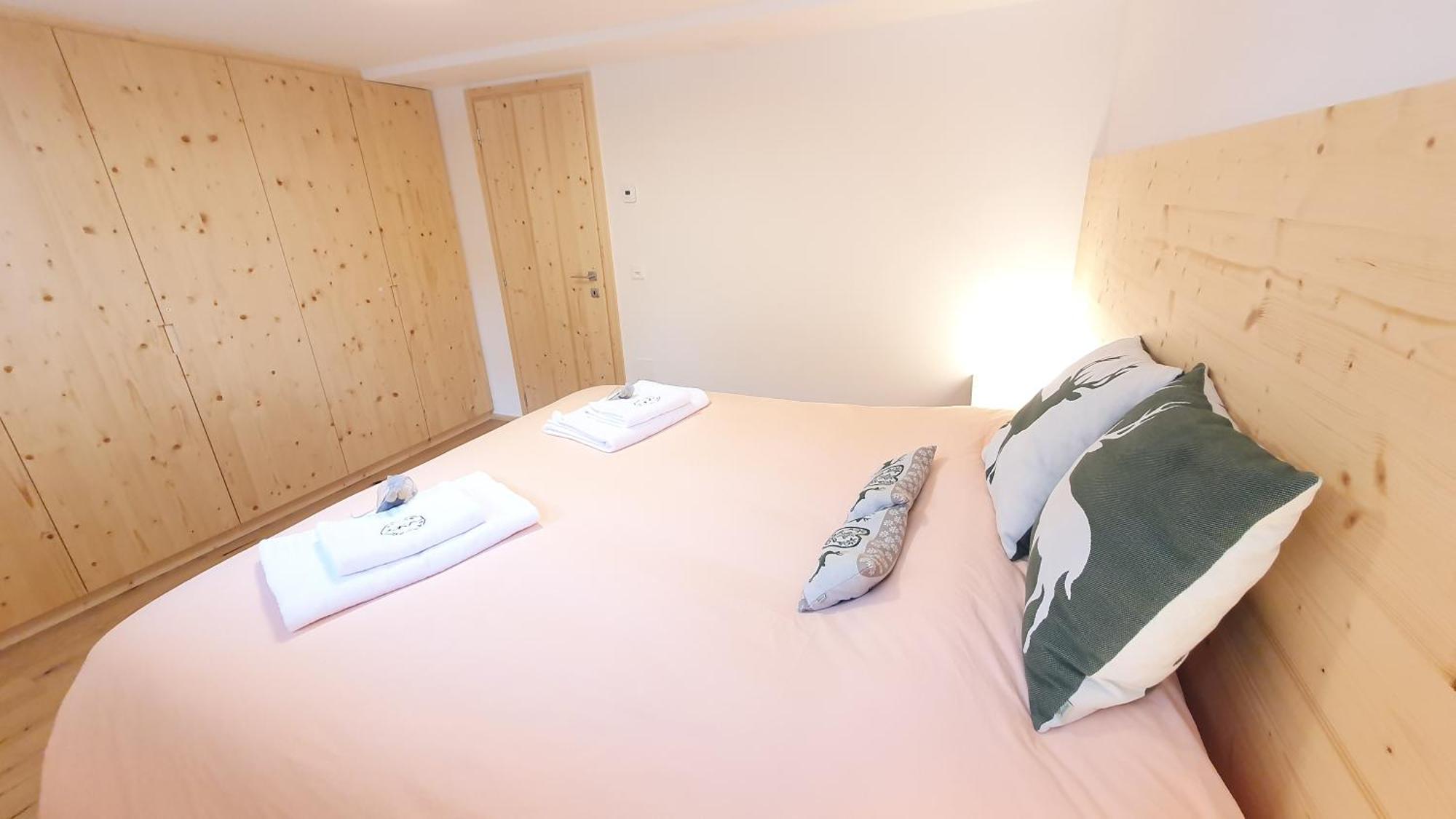 Yeti Lodge Sedrun Room photo